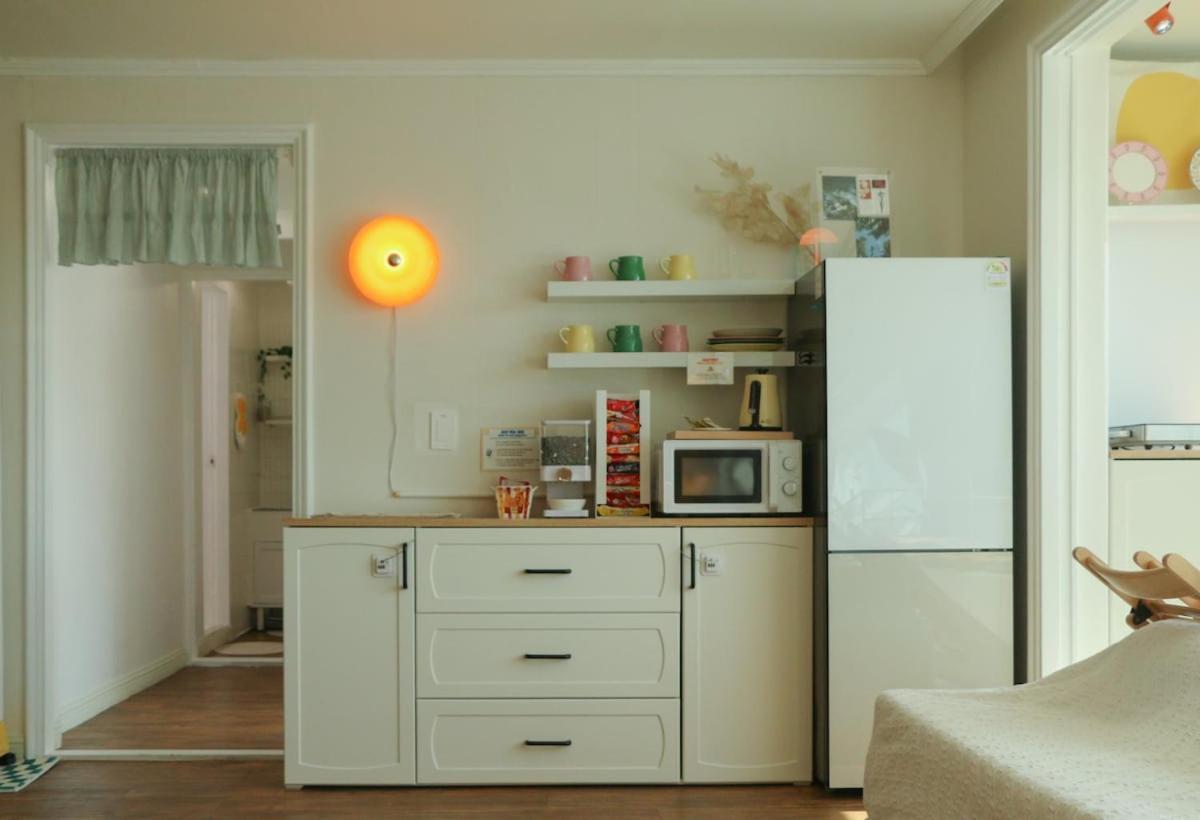 Apartment Sans Stay, Free Wine, Projector, 3min Station *