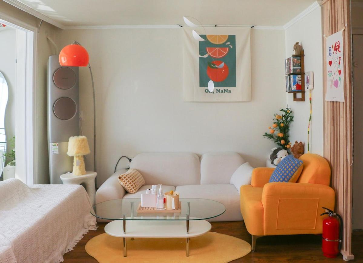 Sans Stay, Free Wine, Projector, 3min Station * Seoul