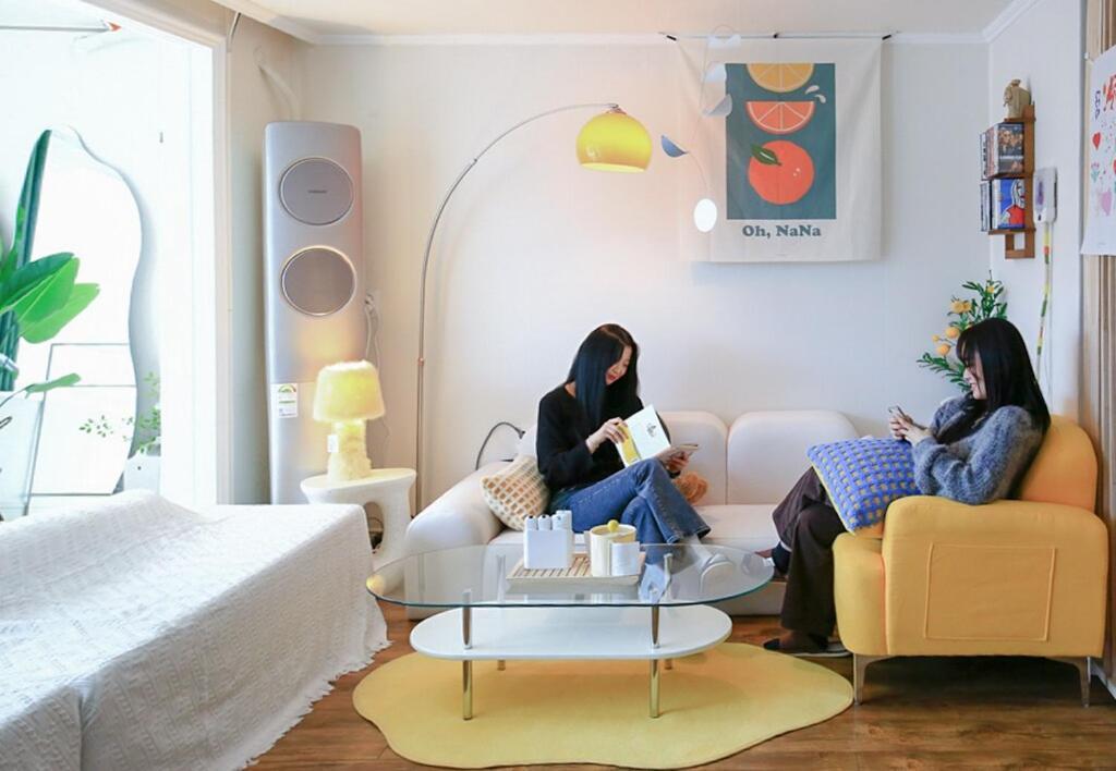 Sans Stay, Free Wine, Projector, 3min Station Seoul