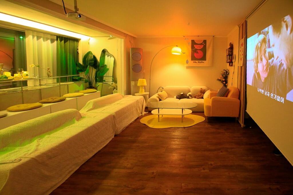 Sans Stay, Free Wine, Projector, 3min Station Apartment Seoul