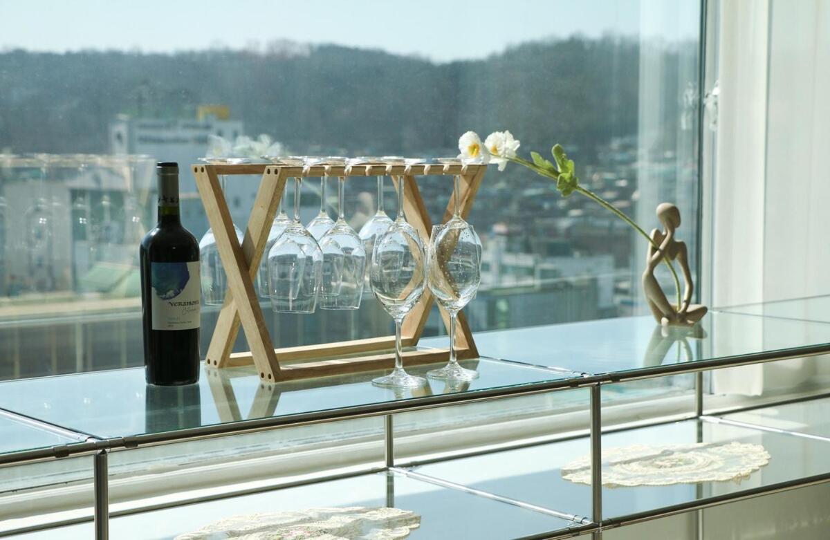Sans Stay, Free Wine, Projector, 3min Station Seoul