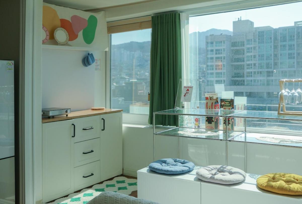 Apartment Sans Stay, Free Wine, Projector, 3min Station