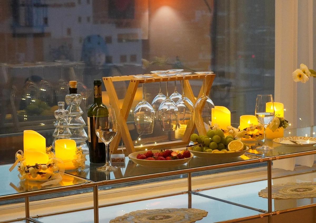 Apartment Sans Stay, Free Wine, Projector, 3min Station *