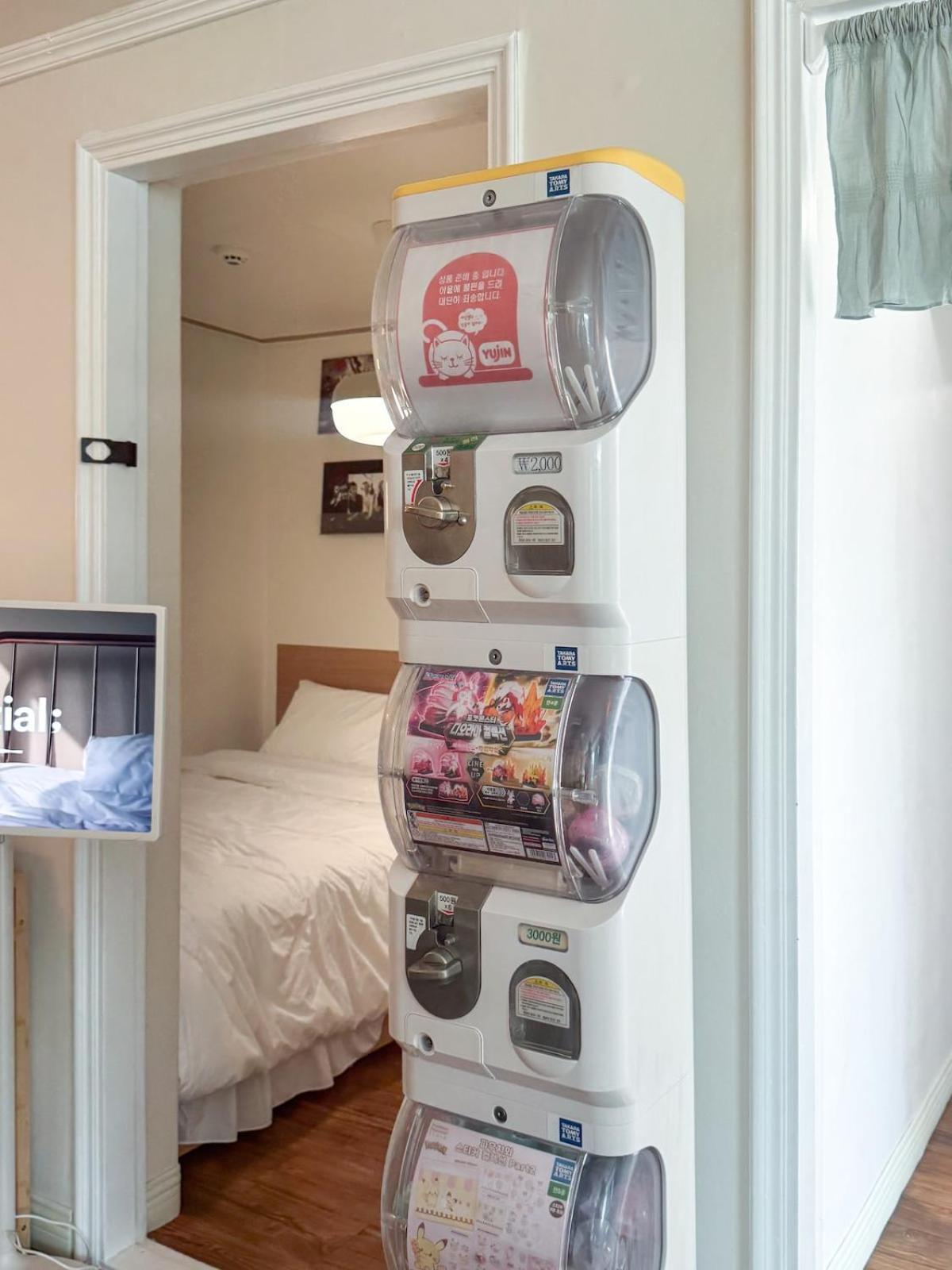 Sans Stay, Free Wine, Projector, 3min Station * Seoul