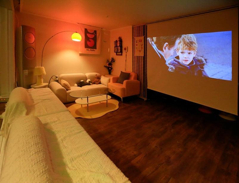 Apartment Sans Stay, Free Wine, Projector, 3min Station