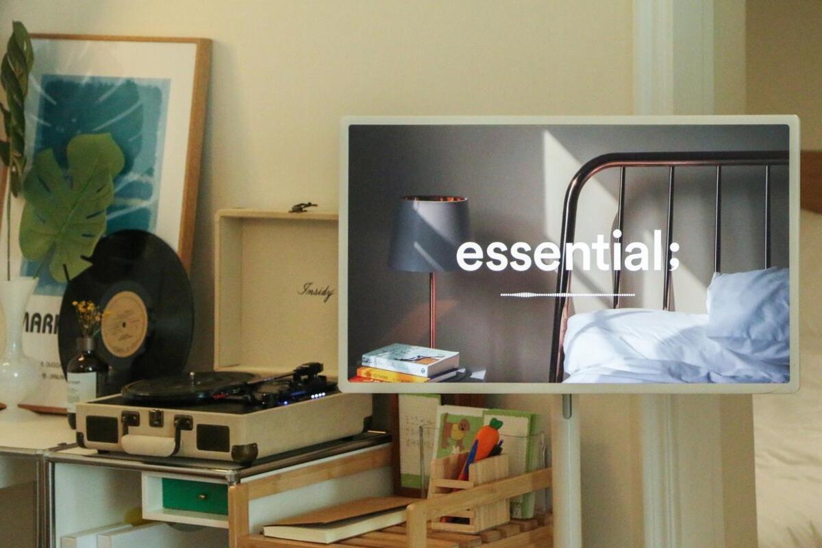 Apartment Sans Stay, Free Wine, Projector, 3min Station *