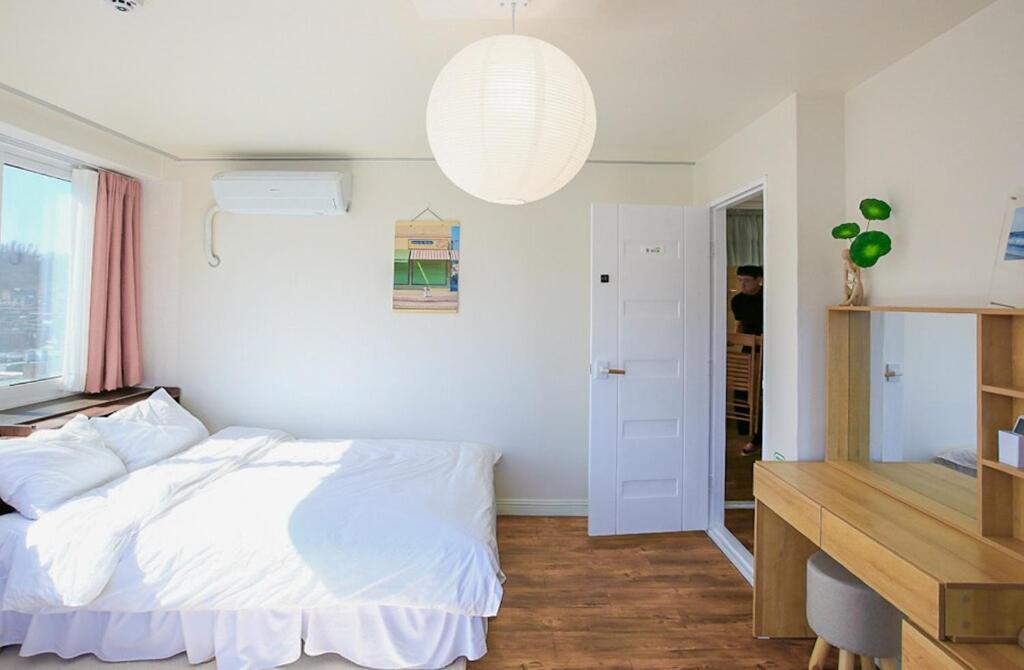 Sans Stay, Free Wine, Projector, 3min Station * Seoul