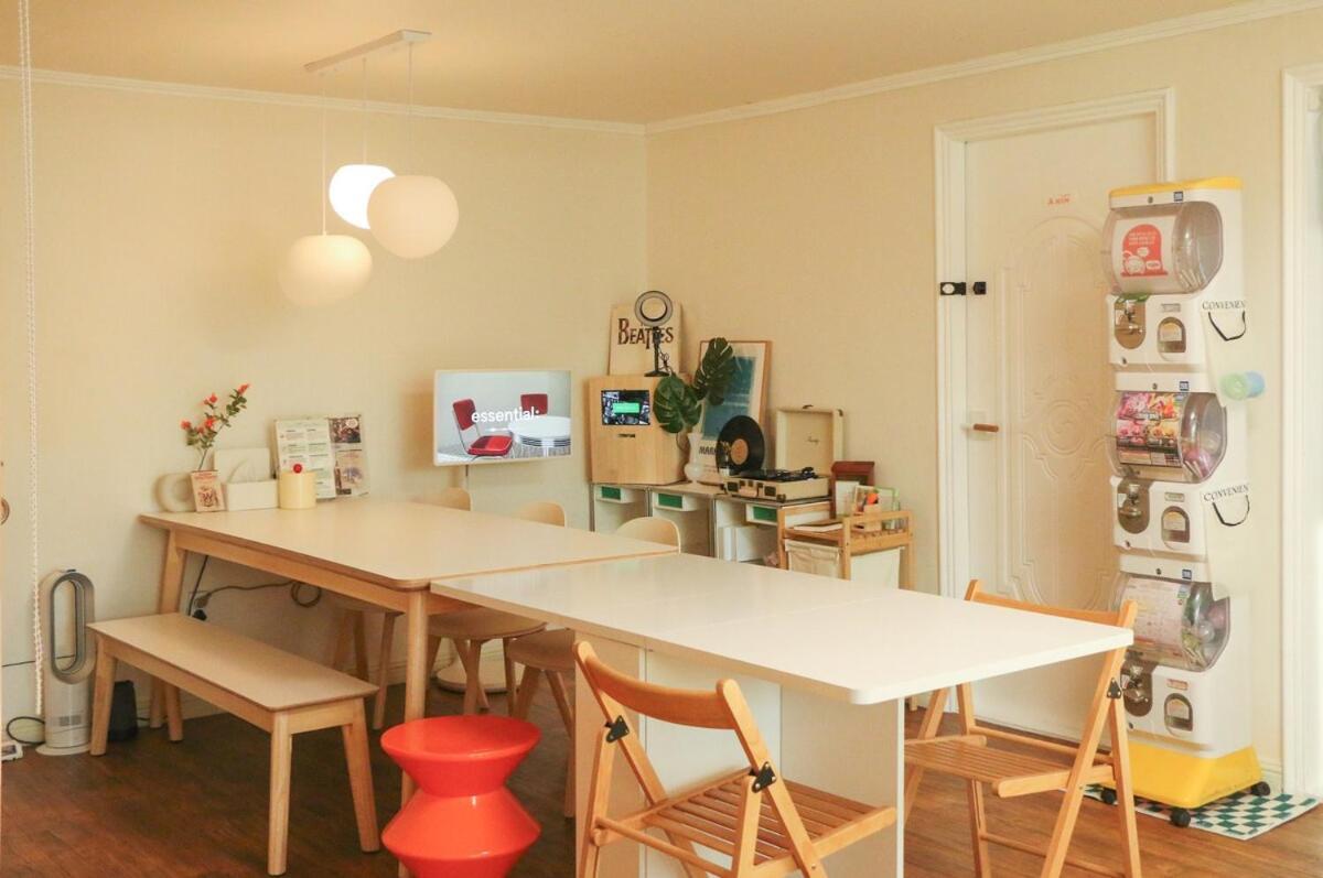 Apartment Sans Stay, Free Wine, Projector, 3min Station