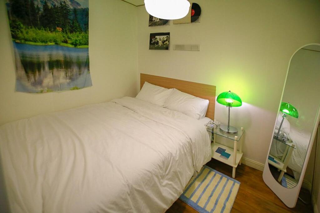 Sans Stay, Free Wine, Projector, 3min Station *