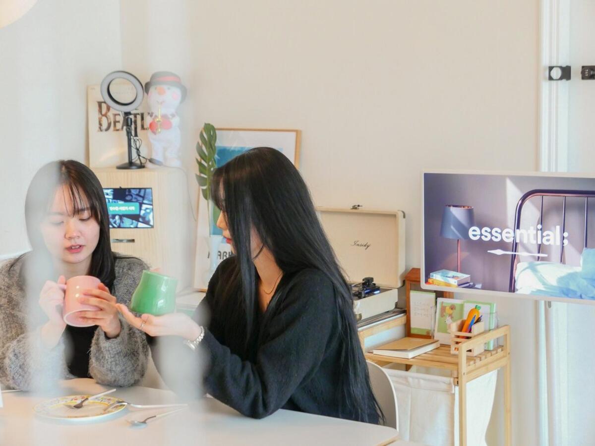 Sans Stay, Free Wine, Projector, 3min Station * Seoul