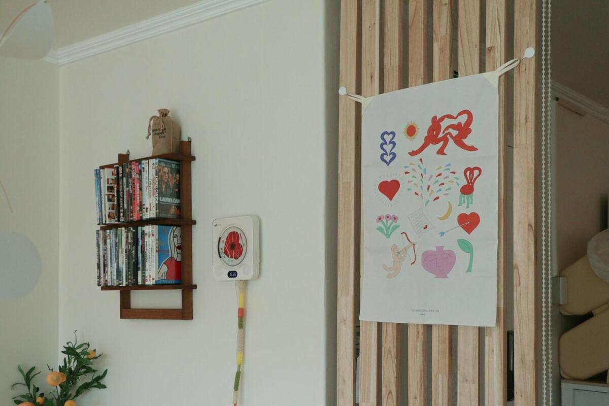 Apartment Sans Stay, Free Wine, Projector, 3min Station