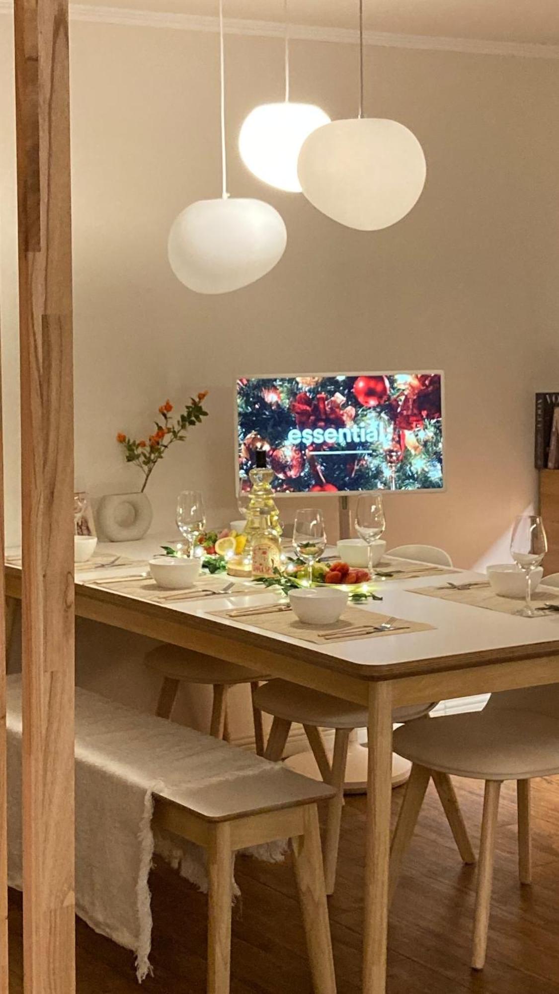 Sans Stay, Free Wine, Projector, 3min Station