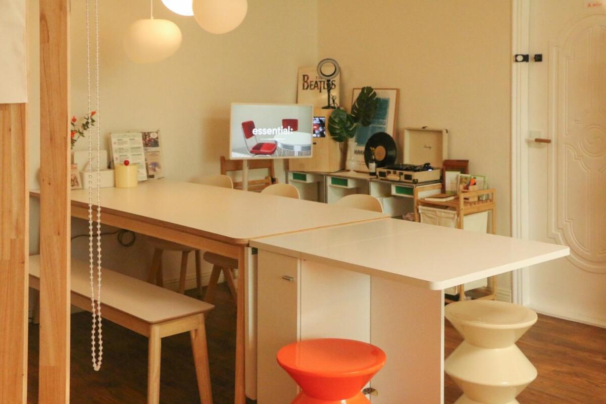 Apartment Sans Stay, Free Wine, Projector, 3min Station *