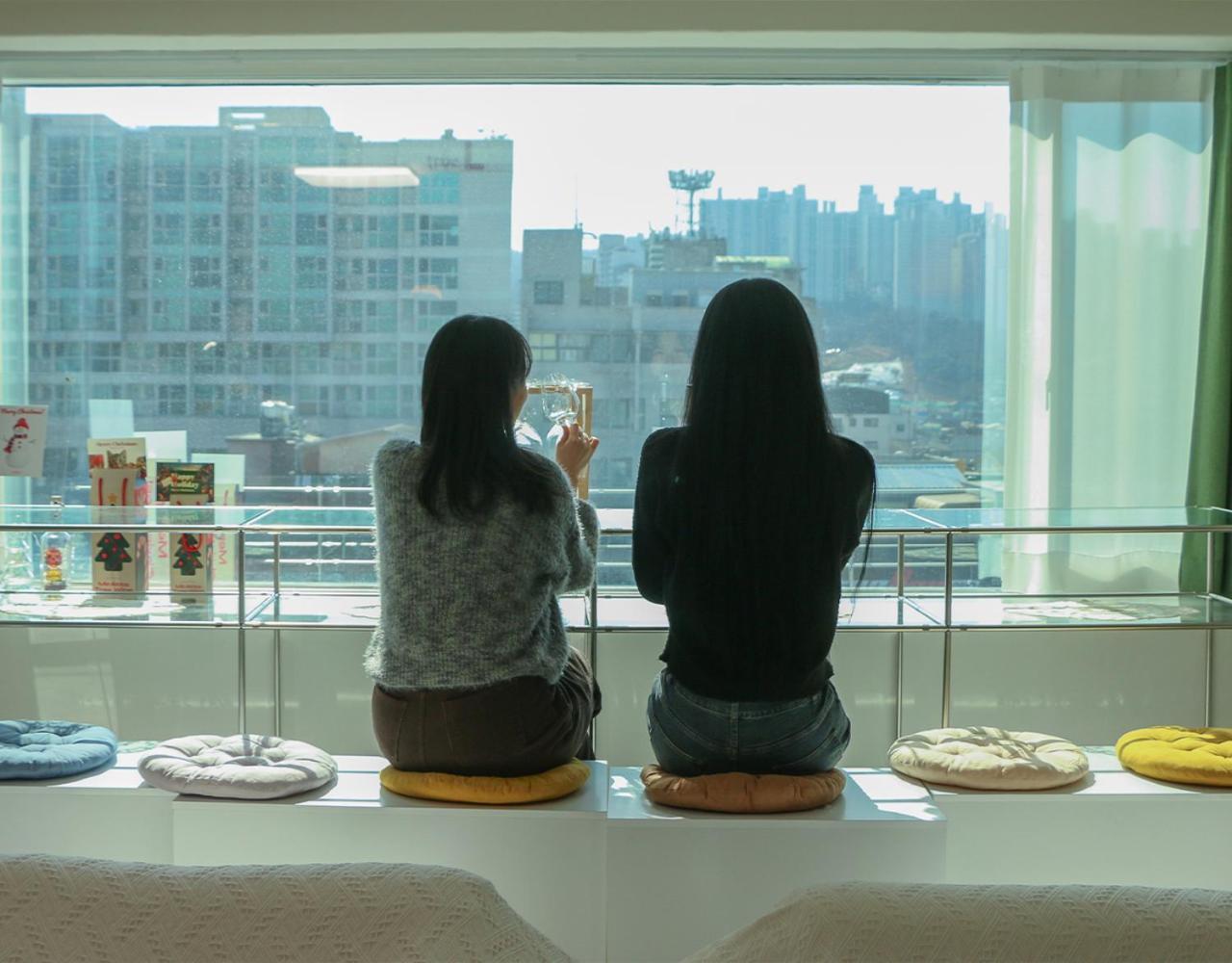 Sans Stay, Free Wine, Projector, 3min Station * Seoul