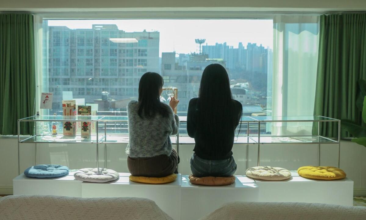Sans Stay, Free Wine, Projector, 3min Station * Seoul