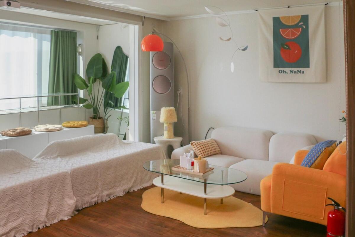Apartment Sans Stay, Free Wine, Projector, 3min Station